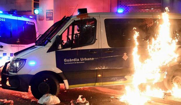 İspanya'da olaylı protesto: Polis aracını yaktılar