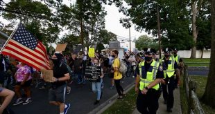 ABD polisi siyahi bir genci vurdu, halk sokaklara döküldü!