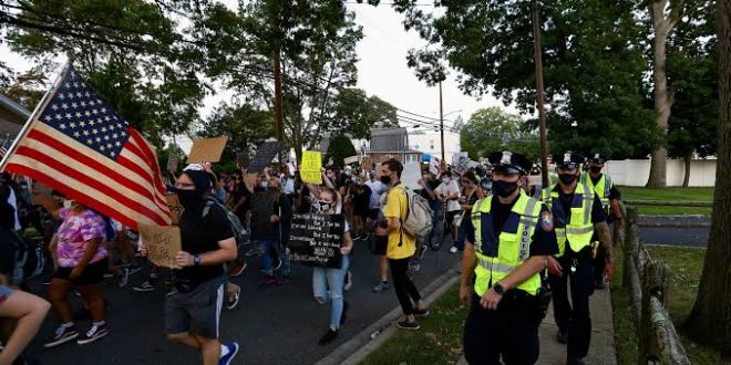 ABD polisi siyahi bir genci vurdu, halk sokaklara döküldü!