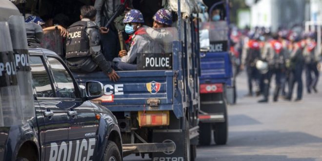 Myanmar'da polis karakoluna saldırı