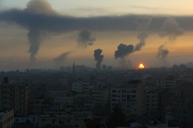 Gazze'den dumanlar yükseliyor.