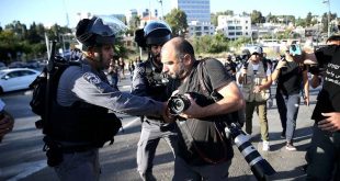 İşgalci polislerden, evlerini boşaltmak istemeyen Filistinlilere saldırı!