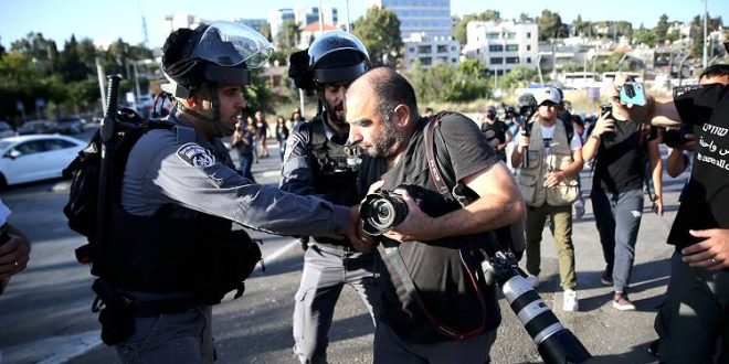 İşgalci polislerden, evlerini boşaltmak istemeyen Filistinlilere saldırı!