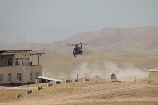 Özbekistan'dan Afgan sınırına yakın askeri tatbikat