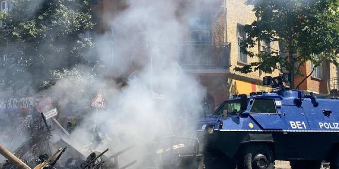 Almanya'da aşırı sol gruplarla polis karşı karşıya geldi, çok sayıda polis yaralandı!