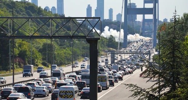 FSM Köprüsünde yanan araç, trafiği kilitledi