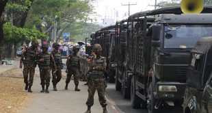 Myanmar ordusu bir köyü ateşe verdi iddiası!