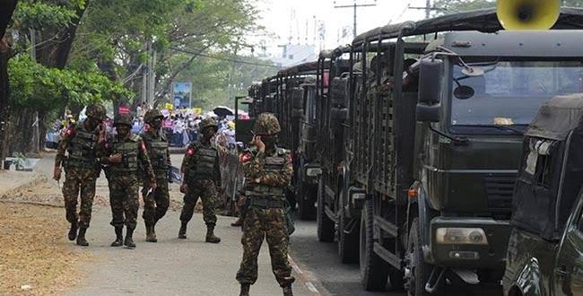 Myanmar ordusu bir köyü ateşe verdi iddiası!