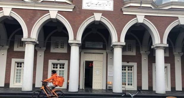 Hollandalı ırkçılar Amsterdam Ayasofya Camii'ne saldırdı