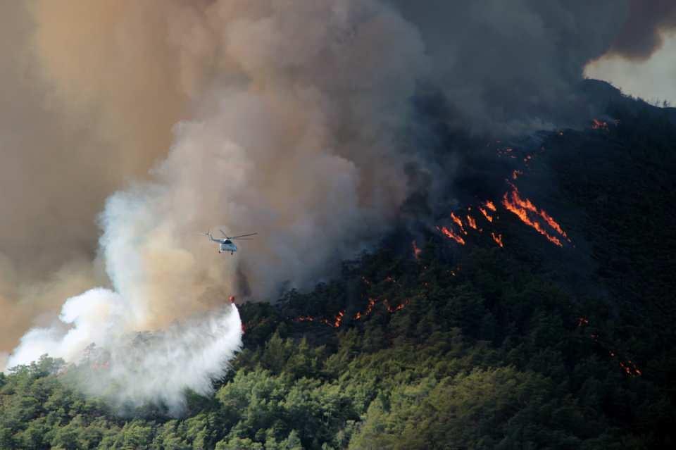 <p>27 Haziran’da Marmaris’te çıkan orman yangını rüzgarın da etkisi ile büyüyerek geniş bir alana yayıldı. </p>  