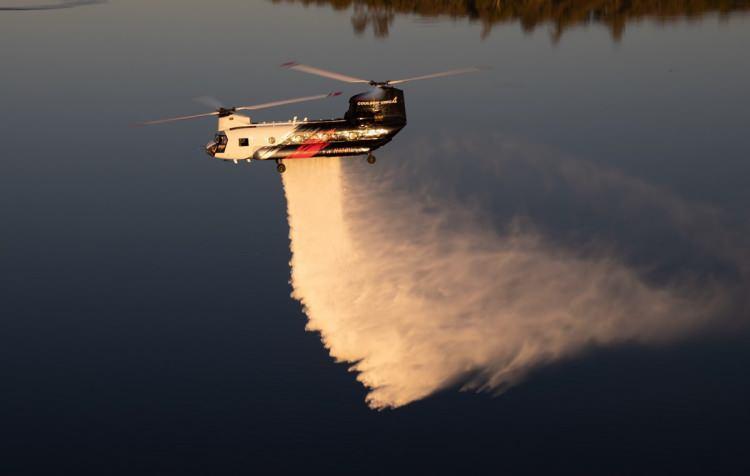 <p>Yangınla mücadede 2 adet de CH-47 Chinook helikopteride görev yapıyor. </p>  