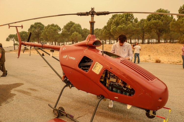 <p>20 bin feet yüksekliğe çıkabilen yerli insansız helikopter, 8 saat havada kalabiliyor. Yüksek çözünürlüklü temal kameraya sahip ALPİN, saate 160 km hızla çıkabiliyor. </p>  