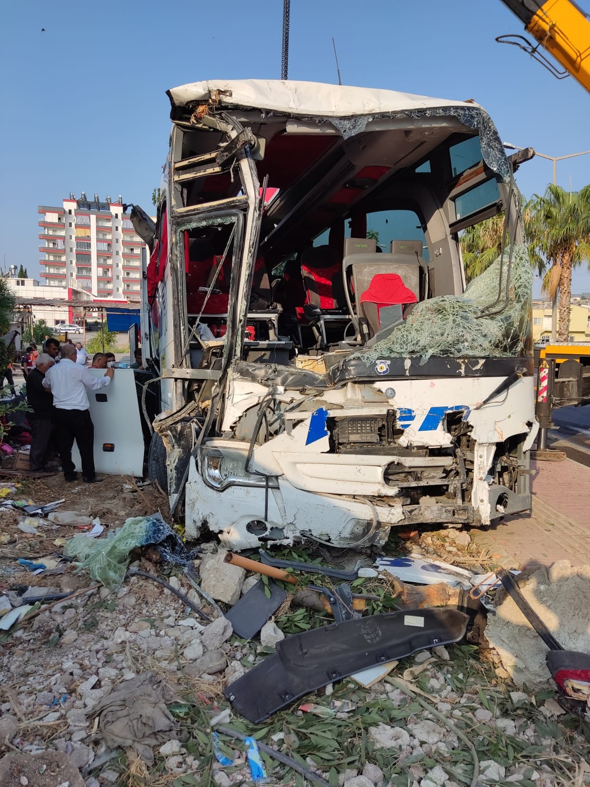 Mersin'de yolcu otobüsü devrildi: 33 yaralı