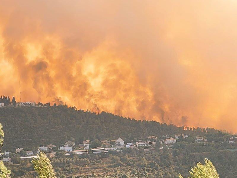 Kudüs'te yangın binlerce işgalci Yahudiyi evlerinden çıkarttı!