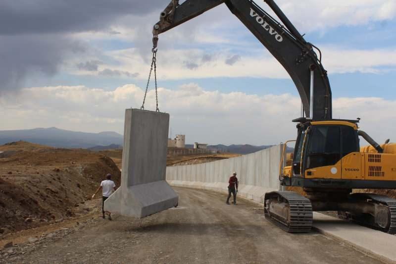 Kaçak göçe karşı İran sınırında 7/24 elektronik ve fiziki koruma