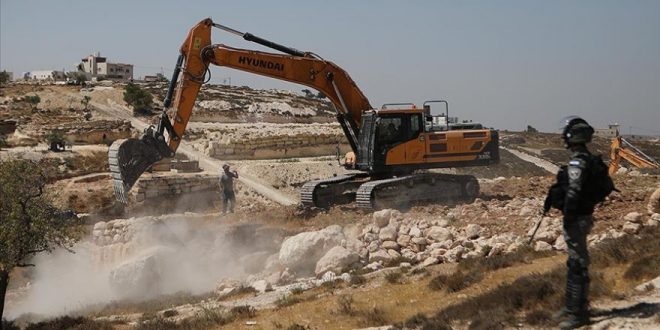 İsrail Batı Şeria’da Filistinlilere ait ev ve dükkanları yıkmaya devam ediyor