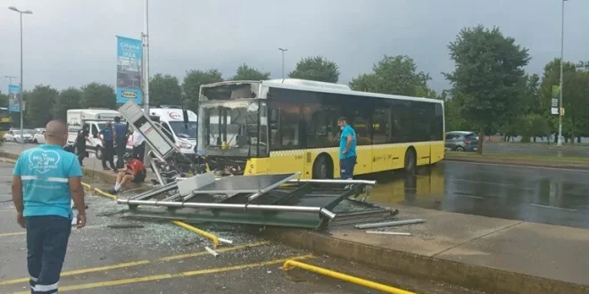 Kartal'da otobüs durağa daldı; 5 kişi yaralandı