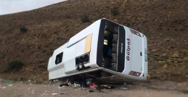 Kuran kursu öğrencilerini taşıyan midibüs dere yatağına devrildi