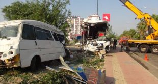 Mersin'de yolcu otobüsü devrildi: 33 yaralı