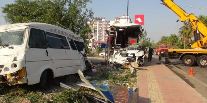 Mersin'de yolcu otobüsü devrildi: 33 yaralı