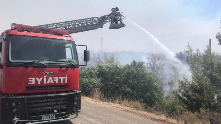 <p><strong>MSB: TSK VERİLECEK HER TÜRLÜ İLAVE GÖREVE HAZIRDIR</strong></p>    <p>Milli Savunma Bakanlığı'ndan yapılan açıklamada da, "Türk Silahlı Kuvvetleri, pek çok bölgede yangın söndürme ve tahliye çalışmalarına desteği sürdürüyor. 400’den fazla Mehmetçik; 3 İHA, 4 helikopter, 2 çıkarma gemisi, 50’den fazla itfaiye, arazöz ve iş makinasıyla görev yapıyor. TSK verilecek her türlü ilave göreve hazırdır." denildi.</p>  