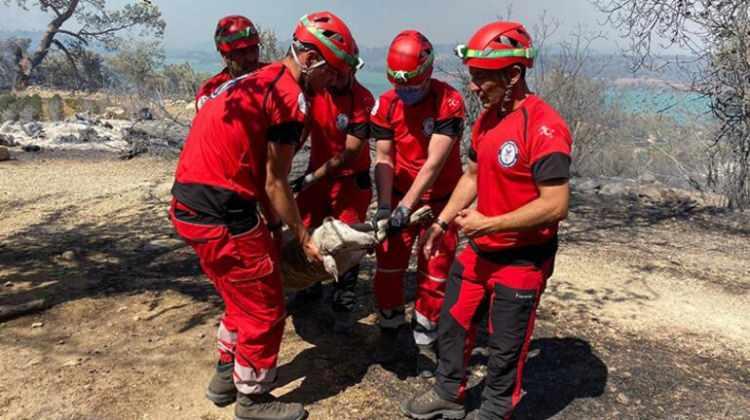 <p><strong>MAĞARA MAHSUR KALAN ÇOBAN VE 45 KEÇİSİ KURTARILDI</strong></p>    <p> </p>    <p>Antalya'nın Manavgat ilçesinde çıkan yangında alevlerden kurtulmak için sığındığı mağarada mahsur kalan çoban ve 45 keçisi kurtarıldı. Kahramankazan Belediyesi Arama Kurtarma Birliği tarafından kurtarılan çoban ve keçileri, kamyon yardımıyla bölgeden tahliye edildi.</p>  