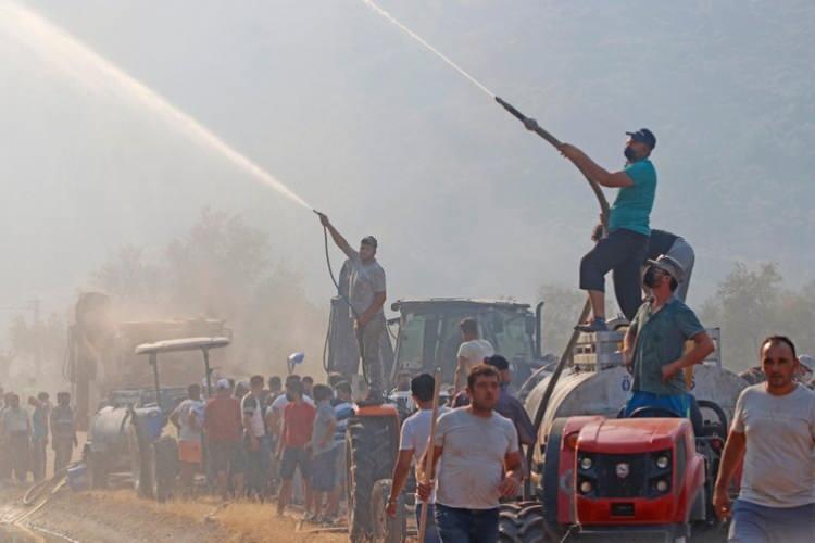 <p>Adana'nın Karaisalı ve Çukurova ilçeleri sınırında bir tarlada çıkan anız yangını ormana sıçradı, söndürme çalışmaları sürüyor. Isparta'nın Sütçüler ilçesine bağlı Yazılı Kanyon Milli Parkı'nda yangın çıktı. Denizli'nin Buldan ilçesinde de yangın çıktı.</p>  