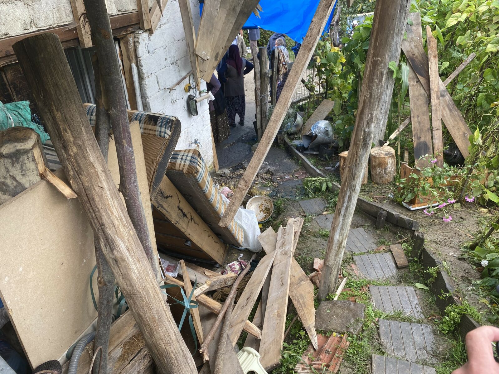 Taziye evinde balkon çöktü, çok sayıda kişi yaralandı!