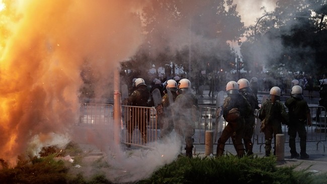 Selanik'te protestocular polisle çatıştı