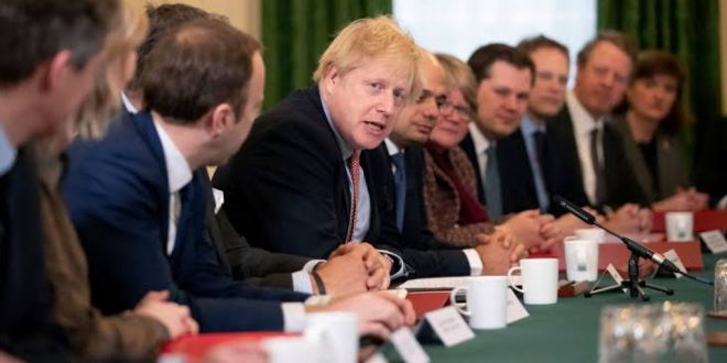 Boris Johnson bazı bakanları görevden aldı