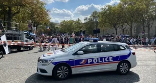 Fransa'da hükümetin "aşı dayatması" protesto edildi