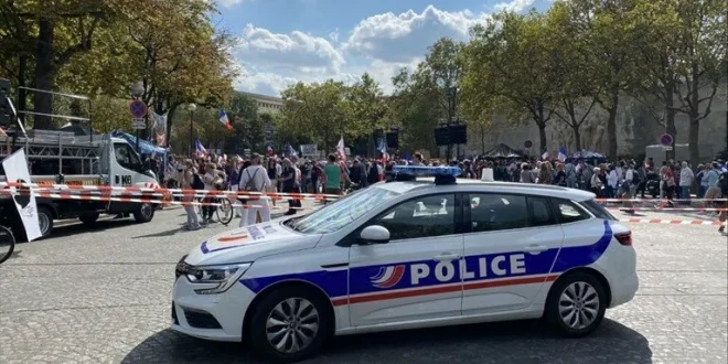 Fransa'da hükümetin "aşı dayatması" protesto edildi