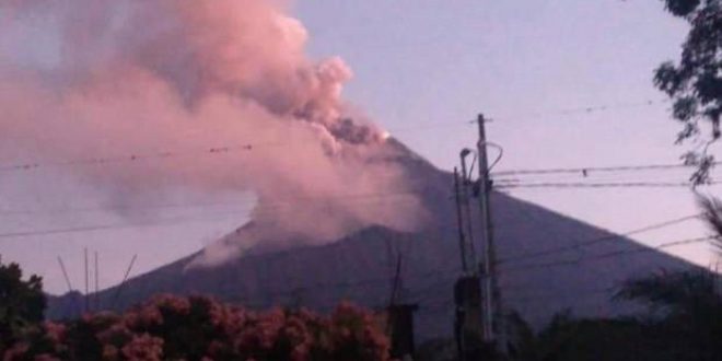 Guatemala'da Fuego Yanardağı faaliyete geçti