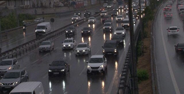 İstanbul’da yağışlar trafiği vurdu, yoğunluk yüzde 60'a dayandı