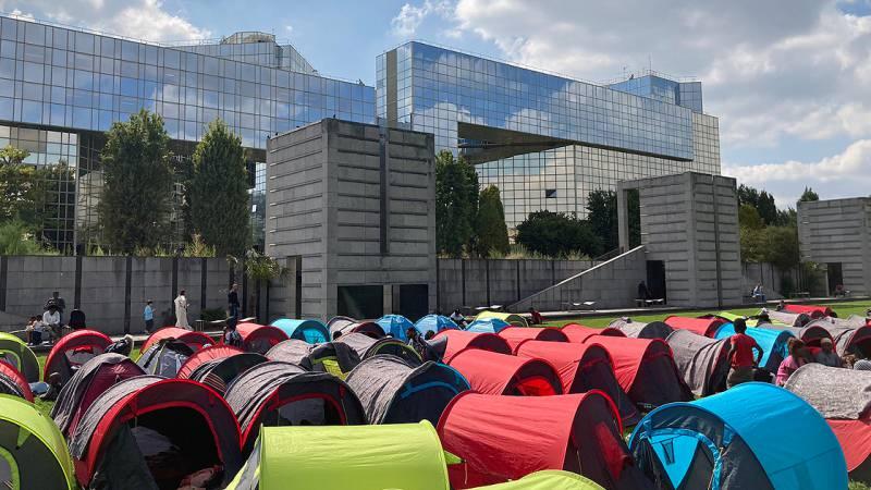 Evsiz mülteciler Paris'in göbeğinde çadır kurdu