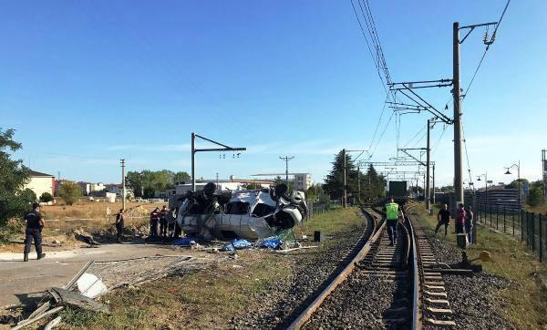 Tekirdağ'da tren minibüse çarptı: 4 ölü