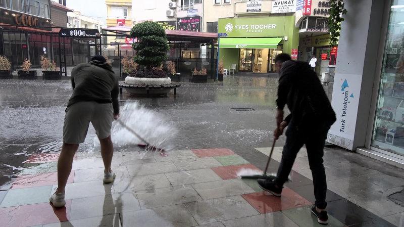 Marmaris'te sağanak etkili oldu; Kapalı Çarşı'yı su bastı