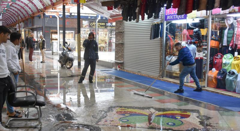 Marmaris'te sağanak etkili oldu; Kapalı Çarşı'yı su bastı