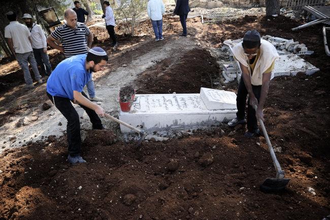 İşgal güçleri Kudüs’teki Müslüman mezarlığında park yapıyor!