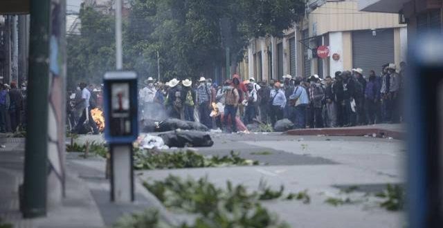 Guatemala karıştı! Emekli askerler Kongre binasını bastı