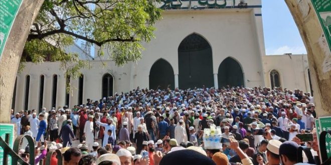 Halk sokağa döküldü, Hindu 'tanrısının' dizine Kuran'ı Kerim koydular!