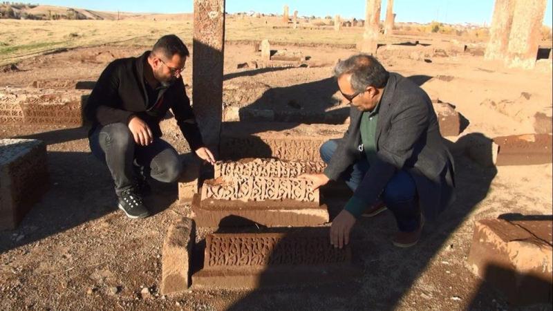 Ahlat'taki Selçuklu Mezarlığındaki 30 çocuk mezarı için hummalı çalışmalar devam ediyor!