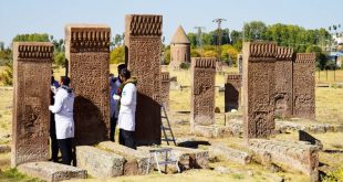 Ahlat'taki Selçuklu Mezarlığındaki 30 çocuk mezarı için hummalı çalışmalar devam ediyor!