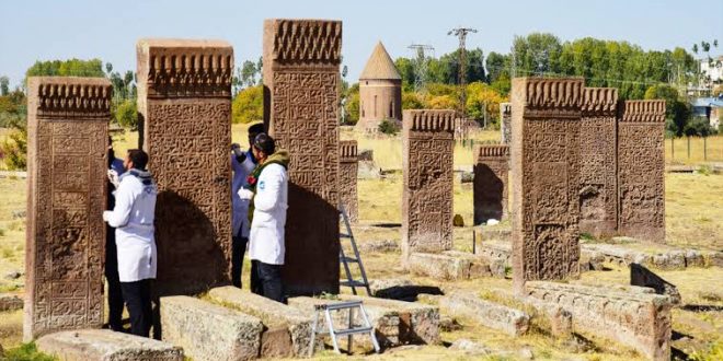 Ahlat'taki Selçuklu Mezarlığındaki 30 çocuk mezarı için hummalı çalışmalar devam ediyor!