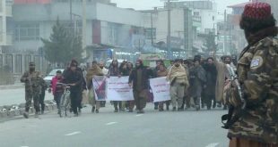 Afganistan'da yüzlerce erkek başörtüsü için yürüdü