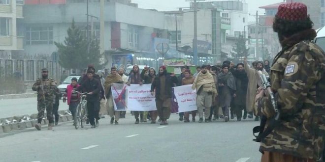 Afganistan'da yüzlerce erkek başörtüsü için yürüdü