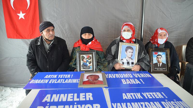 Muş'ta yoğun kara rağmen evlat nöbeti sürüyor