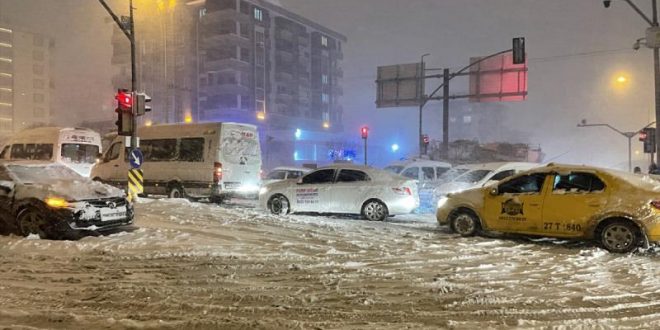 Yoğun kar nedeniyle il dışına araç çıkışı durduruldu