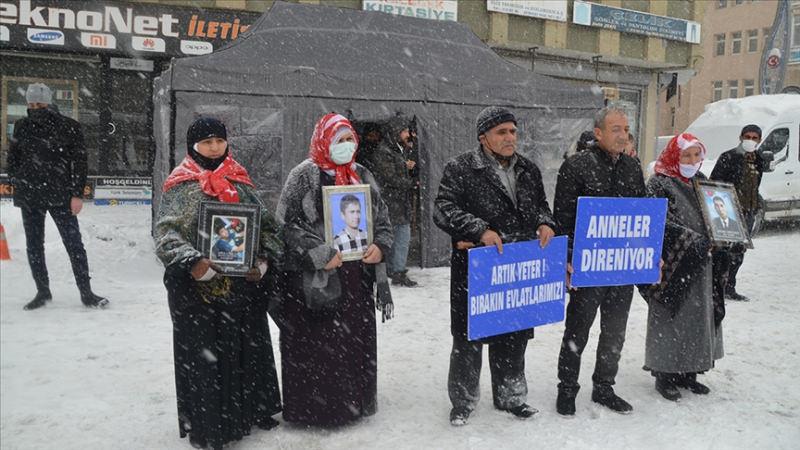 Muş'ta yoğun kara rağmen evlat nöbeti sürüyor