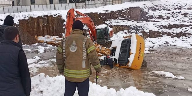 Acı olay! Kepçe operatörü iş makinesiyle buzlu suya gömüldü